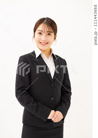 若い女性　ビジネス　新人　20代　縦位置 111443668