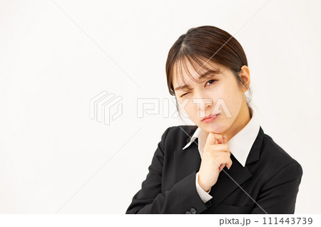 若い女性 ビジネス 20代 悩む 若い女性 ビジネス 20代 悩む 111443739