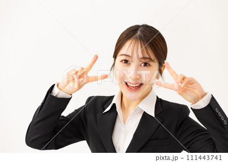 若い女性 ビジネス 20代 ピース 若い女性 ビジネス 20代 ピース 111443741