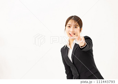 若い女性　ビジネス　20代　ピース 111443793