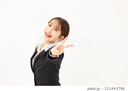 若い女性　ビジネス　20代　ピース 111443796