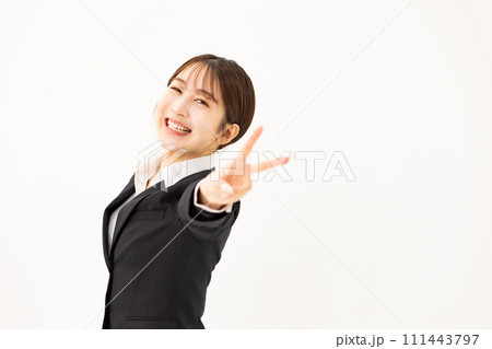 若い女性　ビジネス　20代　ピース 111443797