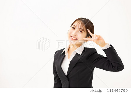 若い女性 ビジネス 20代 ピース 若い女性 ビジネス 20代 ピース 111443799