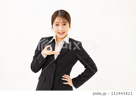 若い女性　ビジネス　20代　お金 111443821