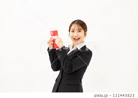 若い女性　ビジネス　20代　通帳 111443823