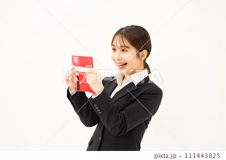 若い女性 ビジネス 20代 通帳 若い女性 ビジネス 20代 通帳 111443825