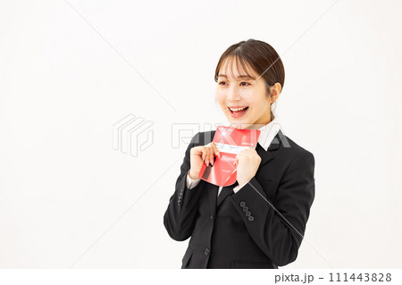 若い女性 ビジネス 20代 通帳 若い女性 ビジネス 20代 通帳 111443828