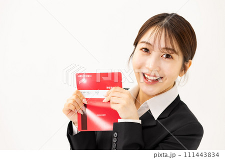 若い女性 ビジネス 20代 通帳 若い女性 ビジネス 20代 通帳 111443834