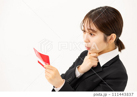 若い女性　ビジネス　20代　通帳 111443837