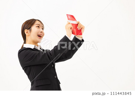 若い女性 ビジネス 20代 通帳 若い女性 ビジネス 20代 通帳 111443845