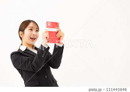 若い女性　ビジネス　20代　通帳 111443846