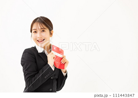 若い女性　ビジネス　20代　通帳 111443847