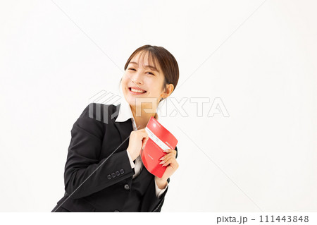 若い女性 ビジネス 20代 通帳 若い女性 ビジネス 20代 通帳 111443848