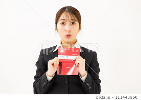 若い女性　ビジネス　20代　通帳　 111443860