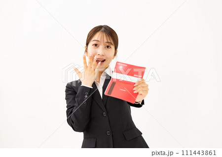 若い女性　ビジネス　20代　通帳　 111443861