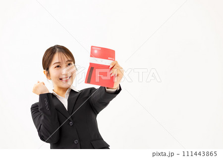若い女性　ビジネス　20代　通帳　　ガッツポーズ 111443865