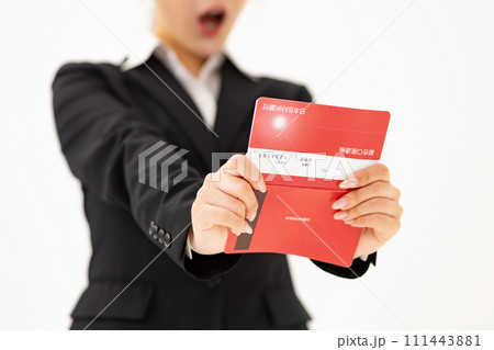 若い女性 ビジネス 20代 通帳 若い女性 ビジネス 20代 通帳 111443881