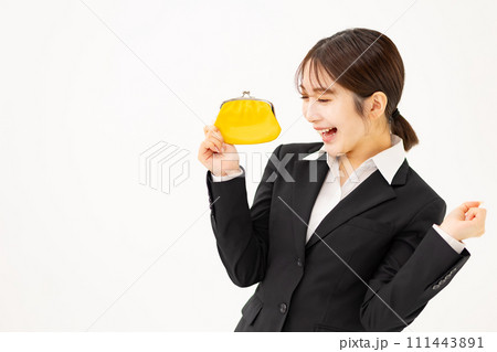 若い女性　ビジネス　20代　財布　ガッツポーズ 111443891