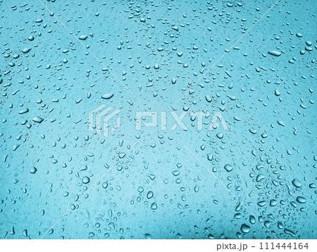 窓についた水滴 111444164