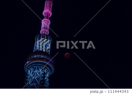 東京スカイツリー　皆既月食　東京　墨田区　押上　観光　デート　旅行　午後　夜　ライトアップ　赤銅色 111444343