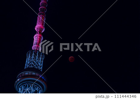 東京スカイツリー　皆既月食　東京　墨田区　押上　観光　デート　旅行　午後　夜　ライトアップ　赤銅色 111444346