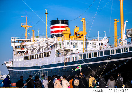 日本の横浜都市景観　山下公園の外国人団体観光客や博物館船「氷川丸」などを望む＝令和6年2月8日 111444352