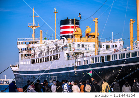 日本の横浜都市景観　賑わう山下公園・外国人団体観光客や博物館船「氷川丸」などを望む＝令和6年2月8日 111444354