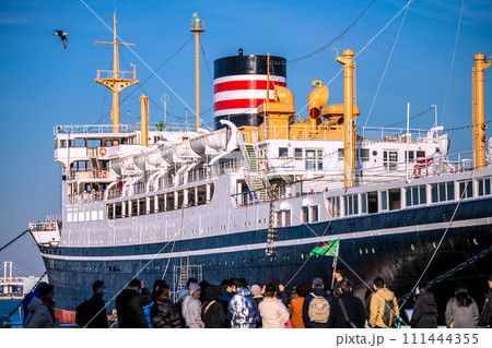 日本の横浜都市景観　山下公園の外国人団体観光客や博物館船「氷川丸」などを望む＝令和6年2月8日 111444355