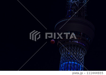 東京スカイツリー　皆既月食　東京　墨田区　押上　観光　デート　旅行　午後　夜　ライトアップ　赤銅色 111444935