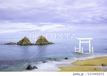曇った日でも美しい二見ヶ浦の白い鳥居と夫婦岩（福岡県糸島市） 111445072