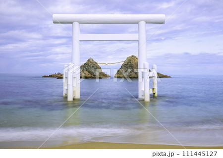曇った日でも美しい二見ヶ浦の白い鳥居と夫婦岩（福岡県糸島市） 111445127