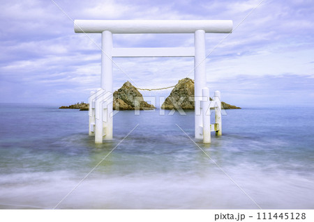 曇った日でも美しい二見ヶ浦の白い鳥居と夫婦岩(福岡県糸島市) 曇った日でも美しい二見ヶ浦の白い鳥居と夫婦岩(福岡県糸島市) 111445128