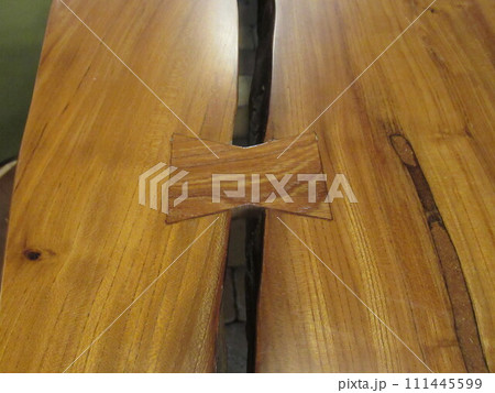 厚い一枚板の割れ止め対策「チギリ」の例 111445599