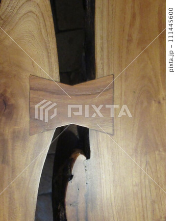 厚い一枚板の割れ止め対策「チギリ」の例 111445600