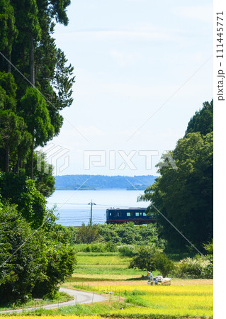 里山を走る能登鉄道 里山を走る能登鉄道 111445771