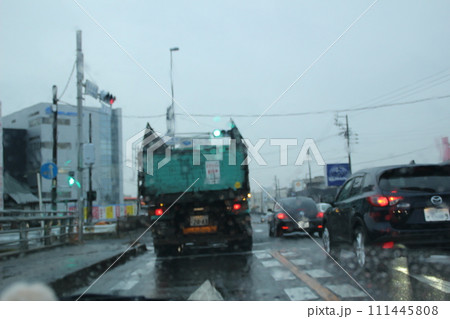 雨の中の渋滞道路 111445808