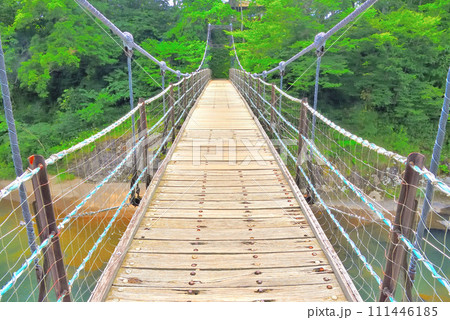 東北・厳美渓・御覧場橋・スリルを感じながら吊り橋を渡るイメージ・岩手県一関市(3) 111446185