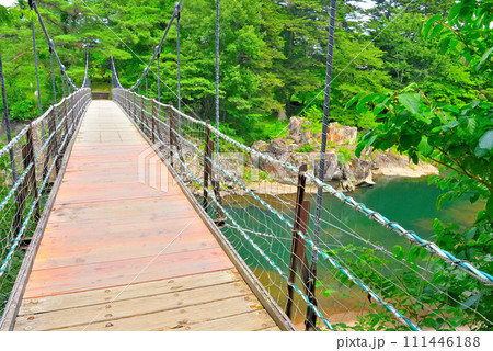 東北・厳美渓・御覧場橋・吊り橋を渡りながら渓谷を見下ろすイメージ・岩手県一関市(1) 111446188