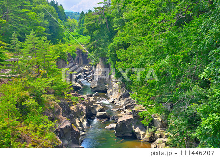 東北・厳美渓・観光のハイライト、天工橋から眺める険しくも美しい渓谷の風景・岩手県一関市(3) 東北・厳美渓・観光のハイライト、天工橋から眺める険しくも美しい渓谷の風景・岩手県一関市(3) 111446207