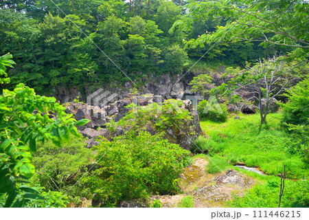 東北・厳美渓・御覧場橋と天工橋を結ぶ、北岸の道路から見下ろす磐井川の渓谷美・岩手県一関市(2) 東北・厳美渓・御覧場橋と天工橋を結ぶ、北岸の道路から見下ろす磐井川の渓谷美・岩手県一関市(2) 111446215