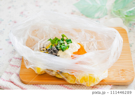 ポテサラの材料をポリ袋に入れる 111446289