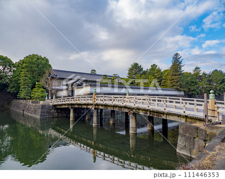 皇居東御苑　平川門と平川橋 111446353