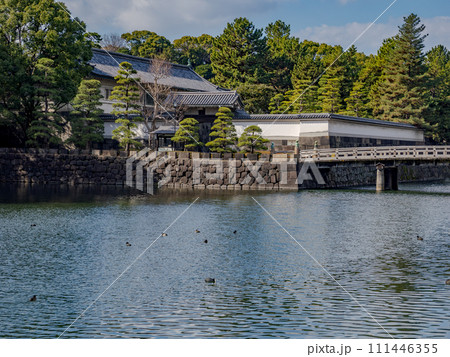 皇居東御苑　平川門と平川橋 111446355