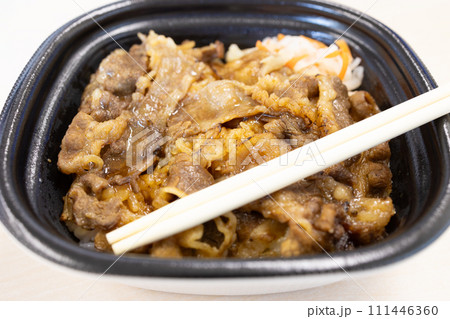 おいしい牛カルビ焼肉弁当 111446360