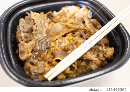 おいしい牛カルビ焼肉弁当 111446363