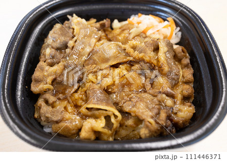 おいしい牛カルビ焼肉弁当 111446371