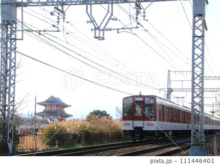 世界遺産平城宮跡で朱雀門を横目に近鉄奈良線の電車が通過 世界遺産平城宮跡で朱雀門を横目に近鉄奈良線の電車が通過 111446401