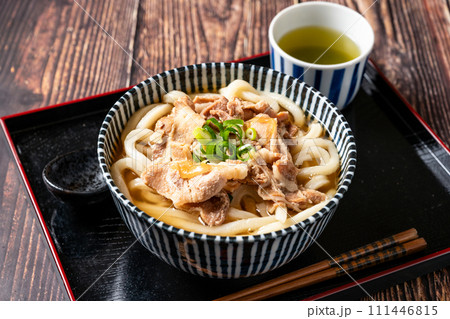 牛肉がたっぷり入った熱々の肉うどん 111446815