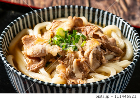 牛肉がたっぷり入った熱々の肉うどん 111446823