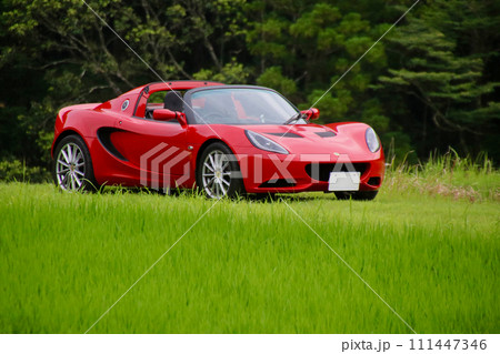 山の中の赤いスポーツカー 111447346